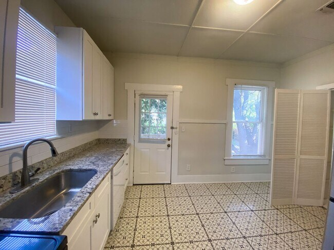 Building Photo - 2Bed/1Bath House for Rent! Available Now!