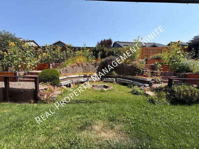 Building Photo - 332 SW Antler Ridge Ln