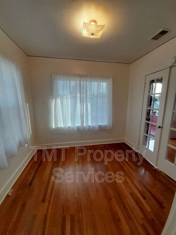 Building Photo - 619 E Cook St