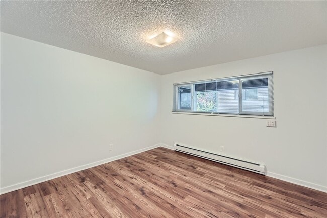 Building Photo - Charming 2bed/1bath Triplex Apartment in Seattle, WA!