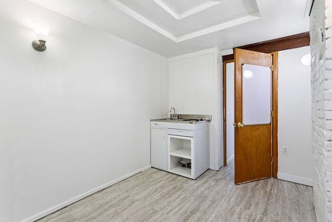 Building Photo - Large Studio apt close in SW! Pets OK!