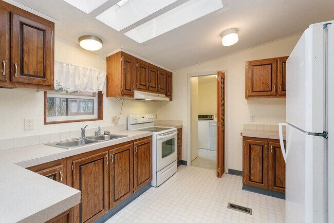Building Photo - 3 Bedroom 1.75 Bath Mobile Home with Garag...