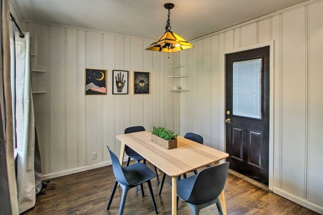 Building Photo - Newly remodeled, fully furnished adorable bungalow in a great location!