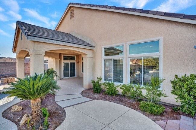 Building Photo - 4 bed, 2.5 bath single-story home in the g...