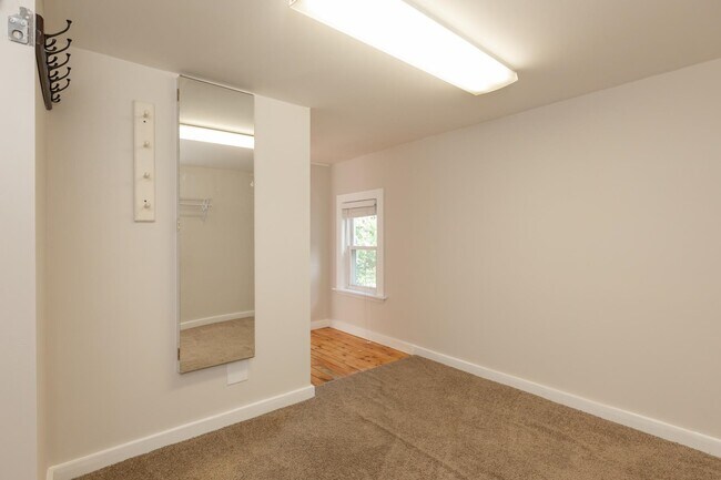 Building Photo - 400 Colonial Dr
