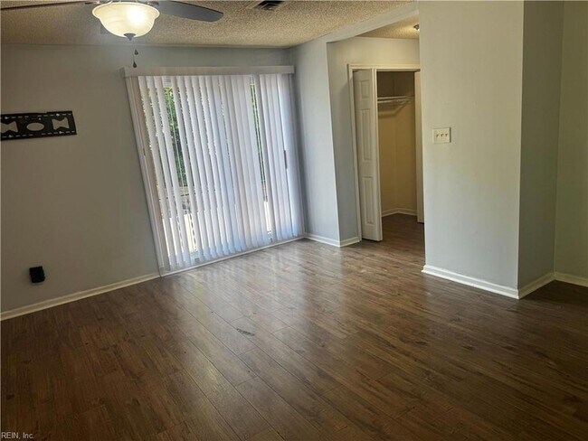 Building Photo - 4033 Foxwood Dr
