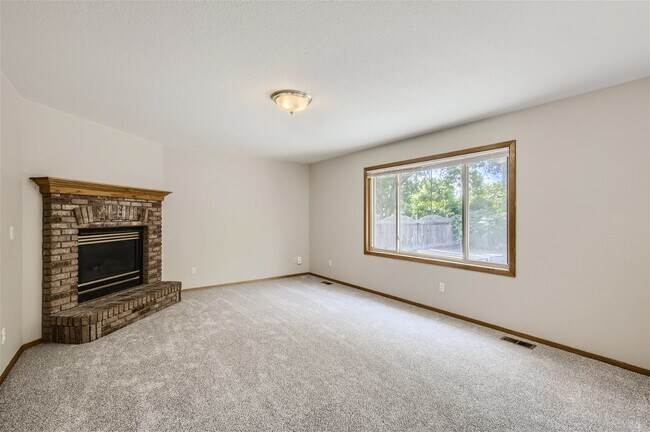 Building Photo - Spacious NW Longmont Home