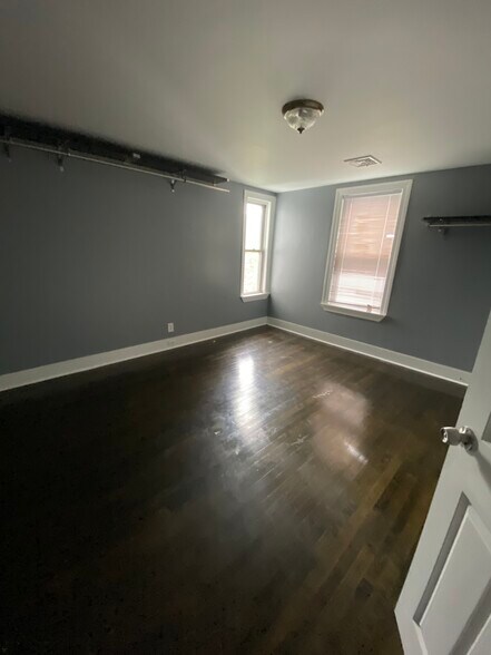 Building Photo - 359 Crescent St