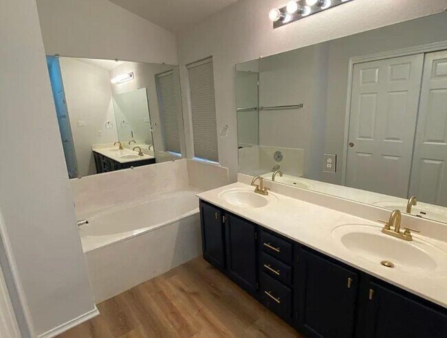 Building Photo - 15405 Quinley Dr