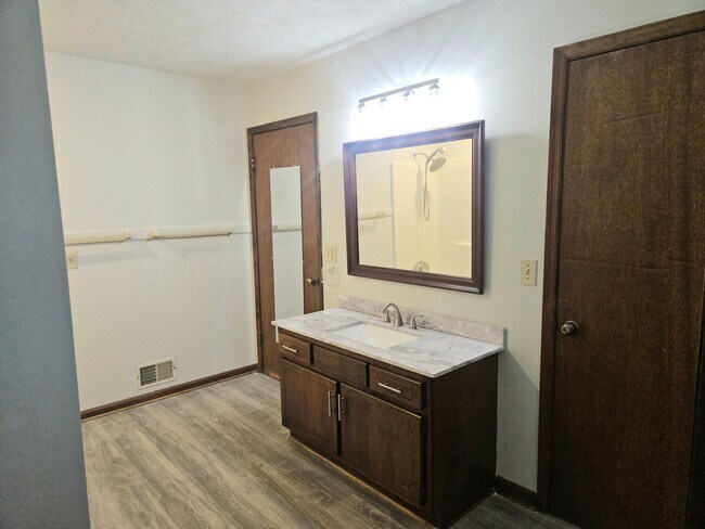 Building Photo - 520 Hardy Cir
