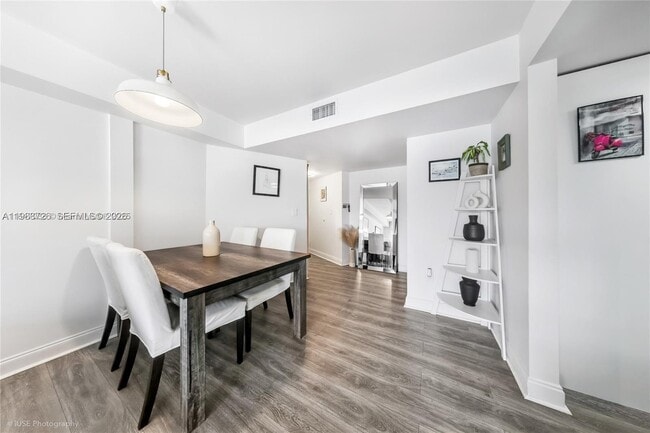 Building Photo - 2600 Collins Ave