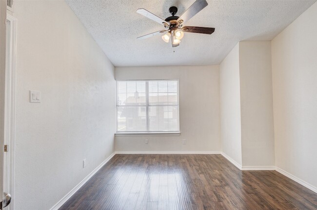Building Photo - 910 Cedar Terrace