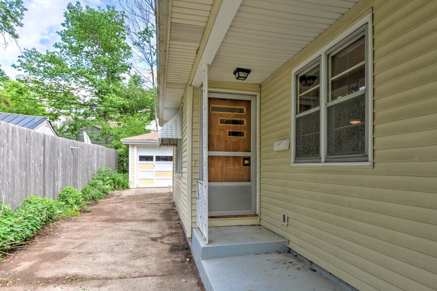 Building Photo - 1826 Schlimgen Ave