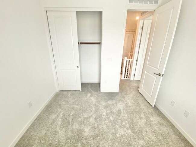 Building Photo - STUNNING LIKE NEW SINGLE-FAMILY HOME 3 BEDROOM / 2.5 BATHROOMS, WITH 2 CAR GARAGE!!