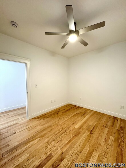 Building Photo - 137 Park Dr