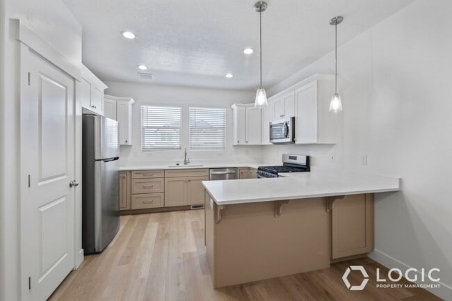 Building Photo - Beautiful Townhome in Wonderful Location!