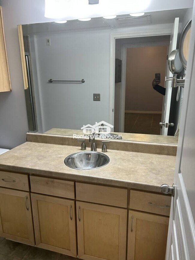 Building Photo - Perfectly located 2-bedroom 2 bath Condo