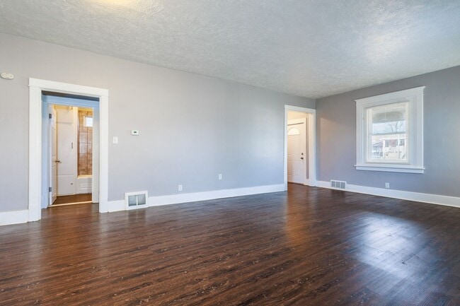 Building Photo - Spacious and Inviting 3 Bed 2 Bath House!