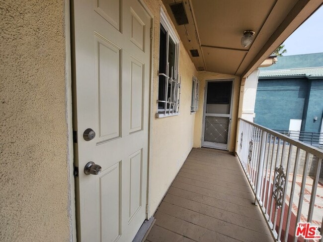 Building Photo - 5264 Cahuenga Blvd