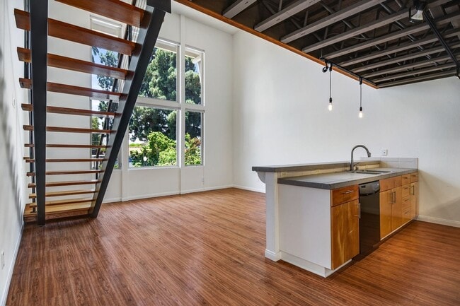 Building Photo - Trendy Live Work Loft Kensington Park Plaza