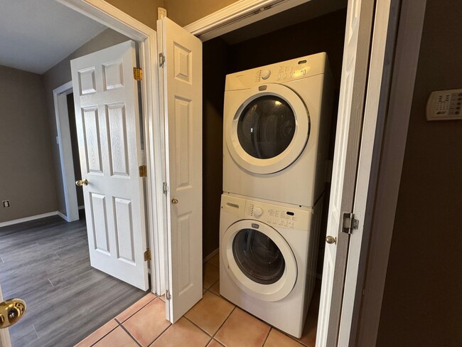 Building Photo - Prime Location University Townhome!