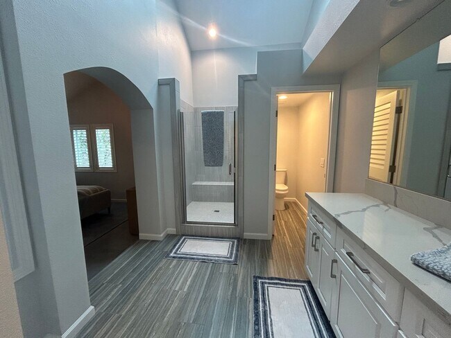 Building Photo - 2 Bed 2.5 bath townhome located on the golf course!