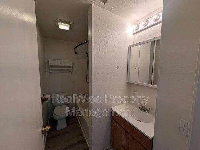 Building Photo - 203 NW Pine St