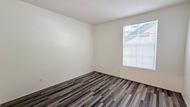 Building Photo - 10878 Sabre Hill Dr