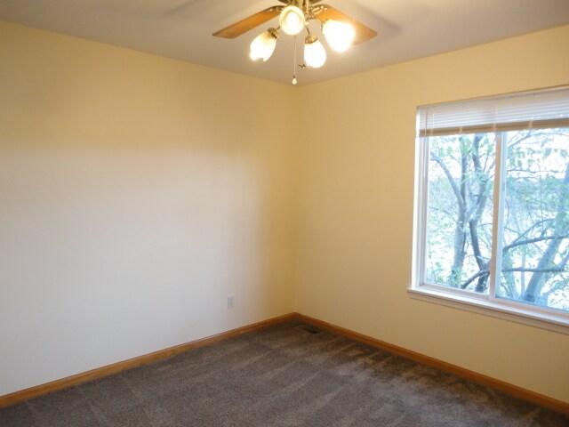 Building Photo - 14029 S Lakeridge Dr