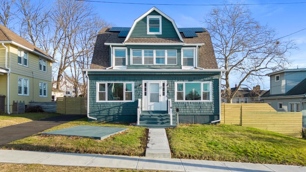 Primary Photo - 11 Seaview Ave