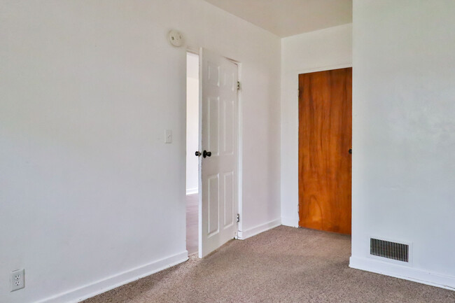 Building Photo - 925 N Prairie Ave