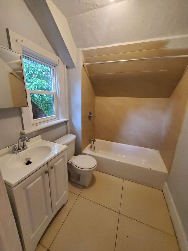 Building Photo - 3 Bedroom Single Family