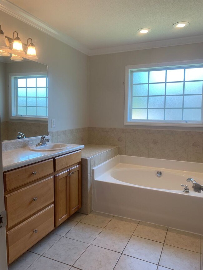 Building Photo - 4bd/2ba located in the Highlands Subdivision right off of Bemiss.