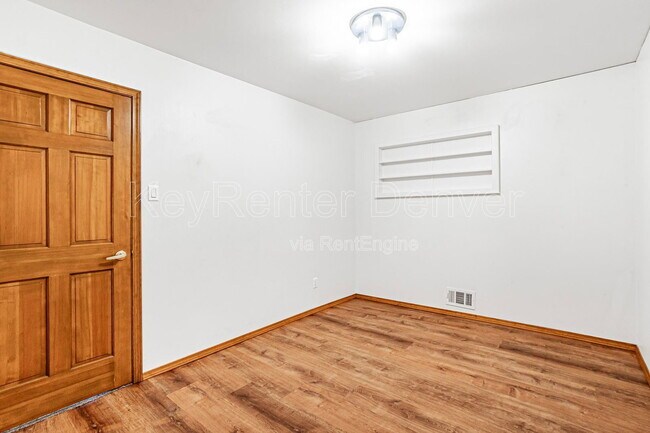 Building Photo - 400 Lily Ln