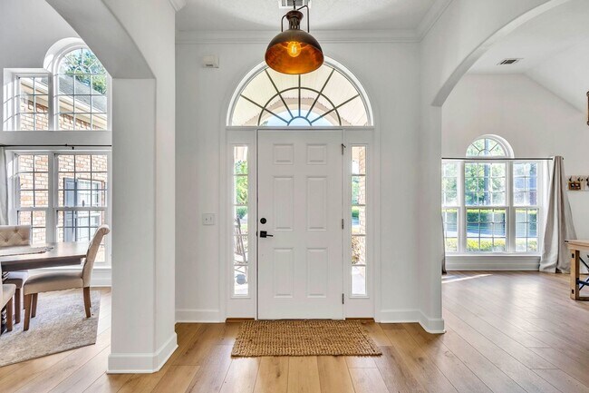 Building Photo - Gorgeously Updated 4 Bed/3.5 Bath in Tranquilla Hall - Buckhead