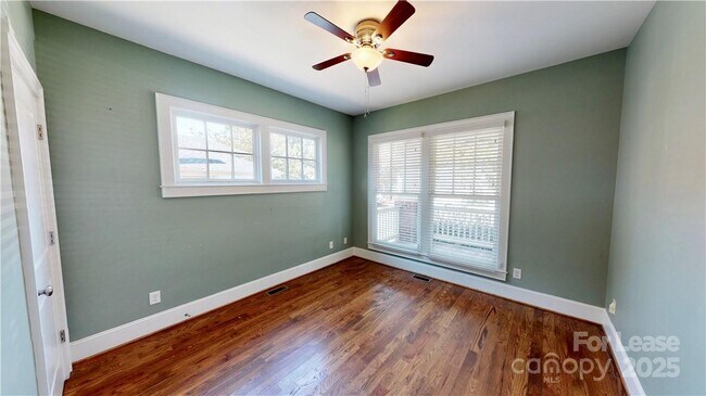 Building Photo - 2213 Roslyn Ave