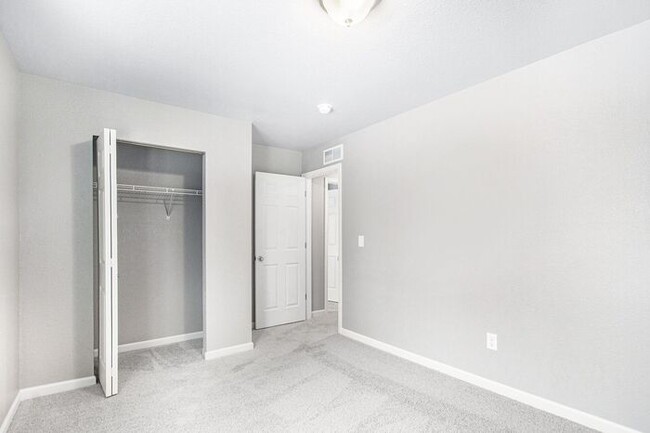 Building Photo - 475 Oak View Dr