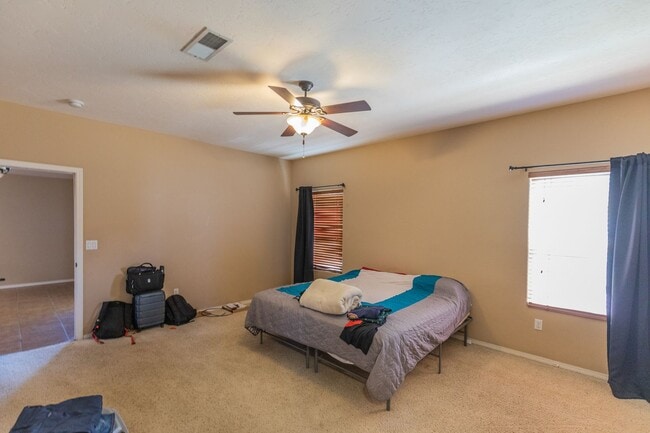 Building Photo - Spacious 4 Bedroom Home