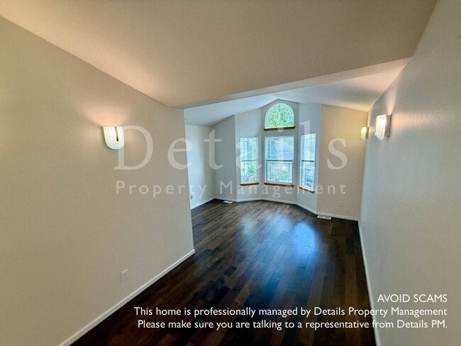 Building Photo - Nice Open Rambler in Secluded Central Kits...