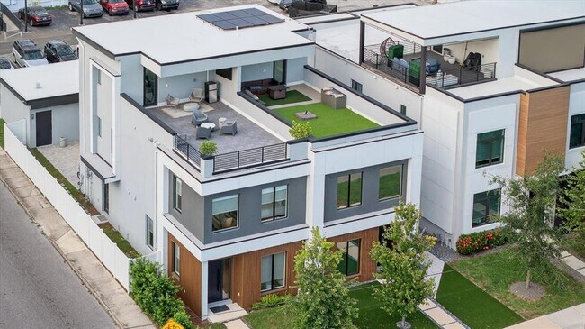 Building Photo - 423 W Amelia Ave