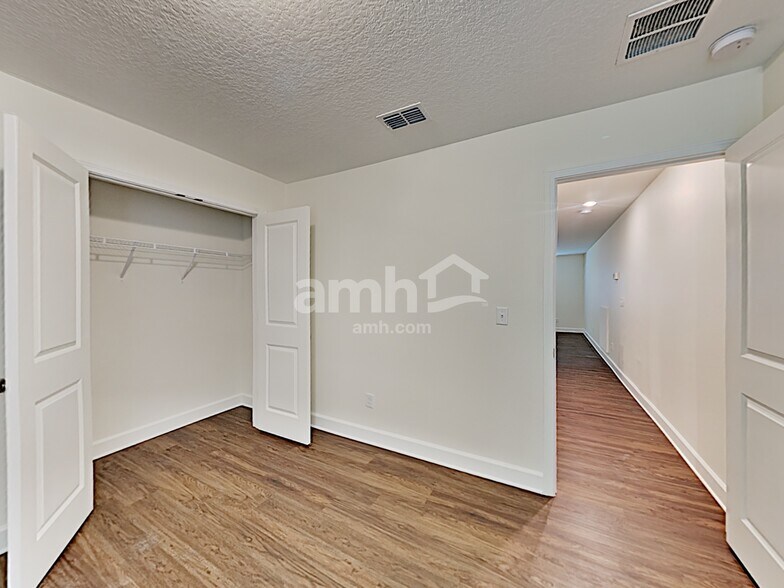 Building Photo - 3025 Creek Village Ln