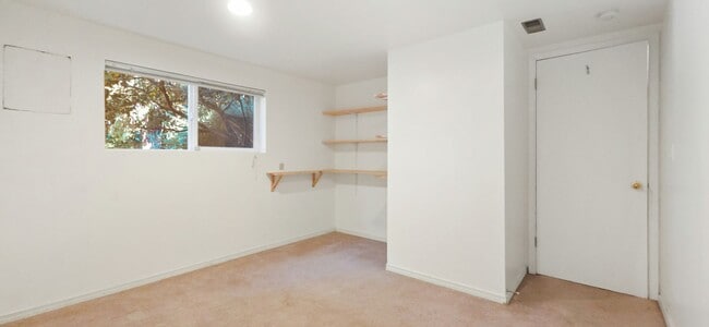 Building Photo - Charming Bellevue Home with Spacious Lot a...