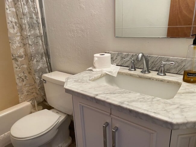Building Photo - Breezy Fresh, Freshly Renovated 2/1 at Makaha Valley Plantation