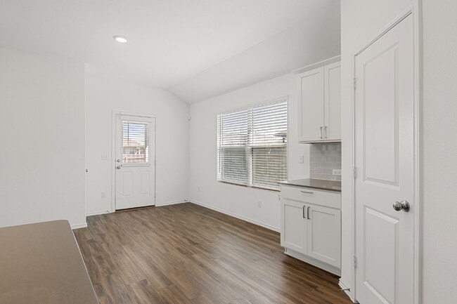 Building Photo - First Month's Rent FREE!