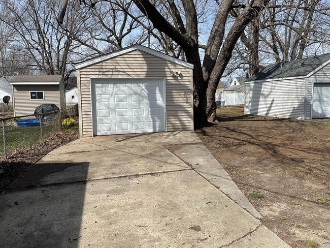 Building Photo - Modern 2 Bed / 1 Bath Home with Detached G...