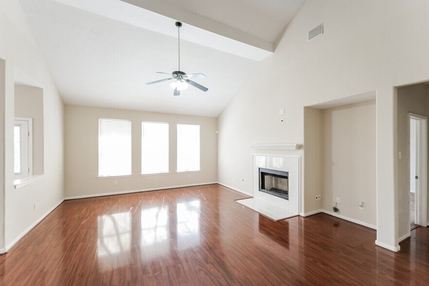 Building Photo - 8919 Green Ray Dr