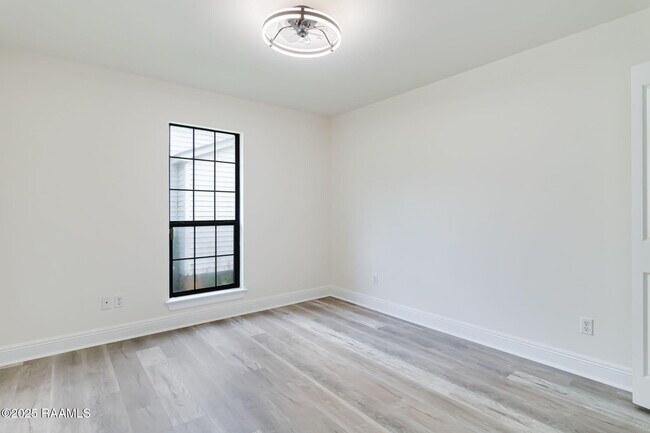 Building Photo - 147 Oak Crest Dr