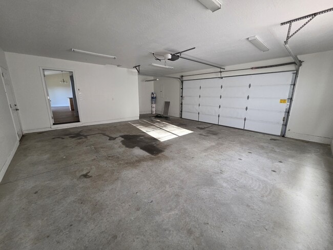 Building Photo - 15840 Pedrioli Dr