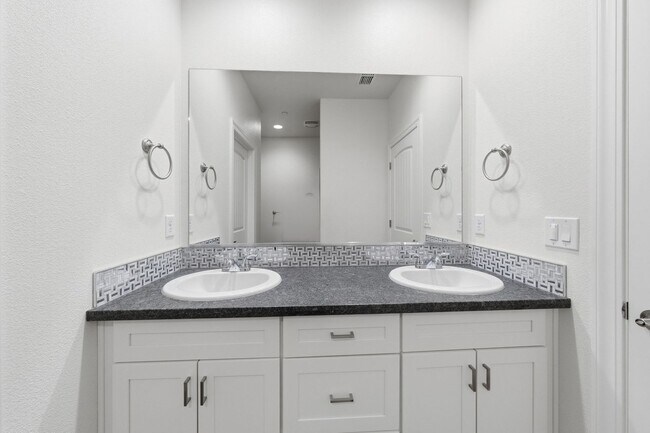 Building Photo - 2877 Ukonom Dr