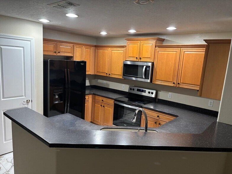 Building Photo - 2504 Aventurine St